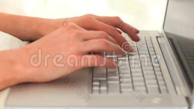 女人用手在电脑上打字